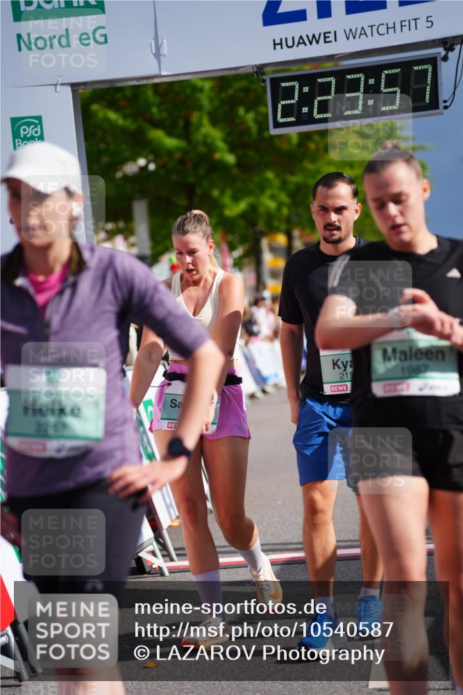 20.09.2026 - PSD Bank Halbmarathon LAZAROV Photography http://msf.ph/oto/10540587 20.09.2026 12:23:57 Ziel 1136, 1987, 2150, 2257, 2897 meine-sportfotos.de