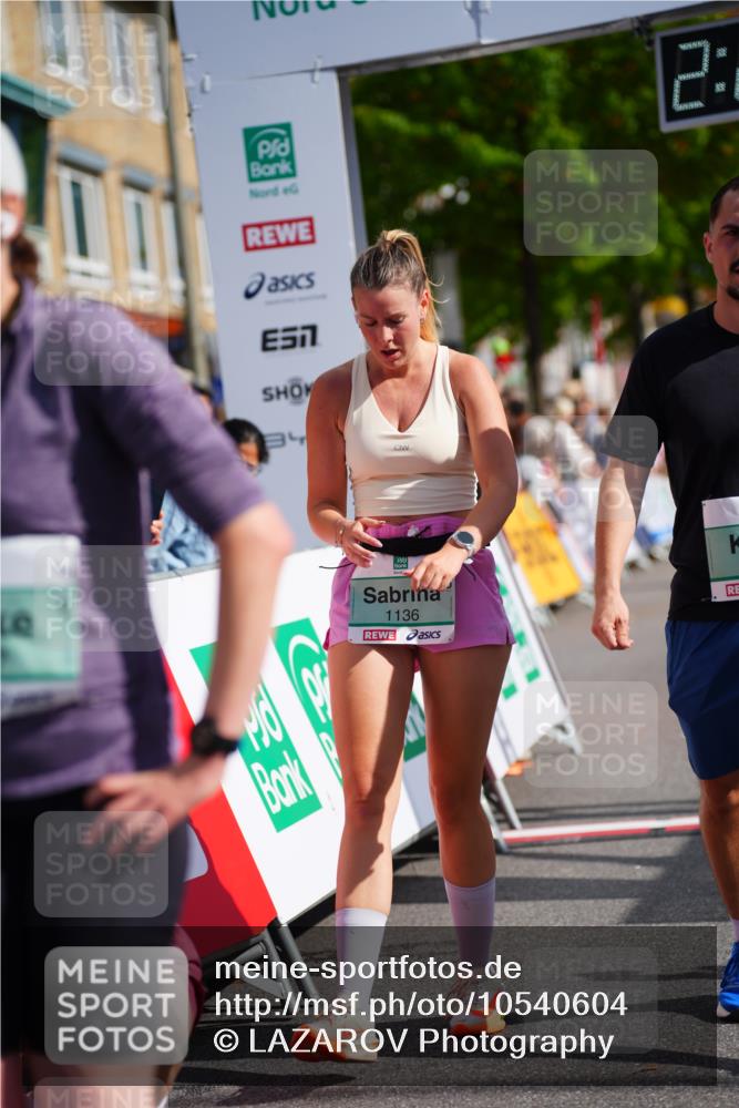 20.09.2026 - PSD Bank Halbmarathon LAZAROV Photography http://msf.ph/oto/10540604 20.09.2026 12:23:57 Ziel 1136, 1987, 2150, 2257, 2897 meine-sportfotos.de