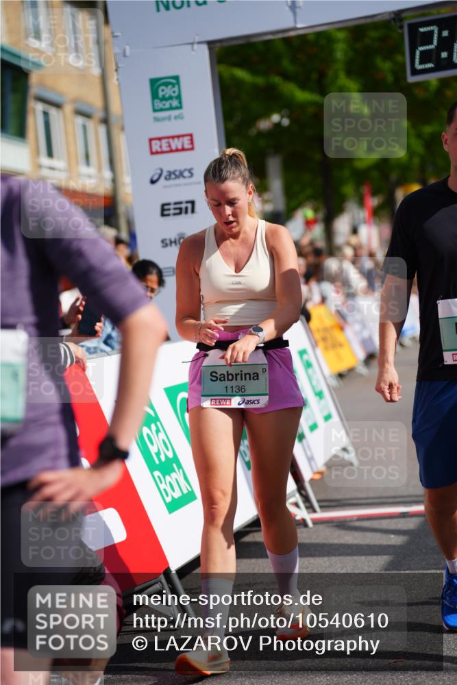 20.09.2026 - PSD Bank Halbmarathon LAZAROV Photography http://msf.ph/oto/10540610 20.09.2026 12:23:57 Ziel 1136, 1987, 2150, 2257, 2897 meine-sportfotos.de
