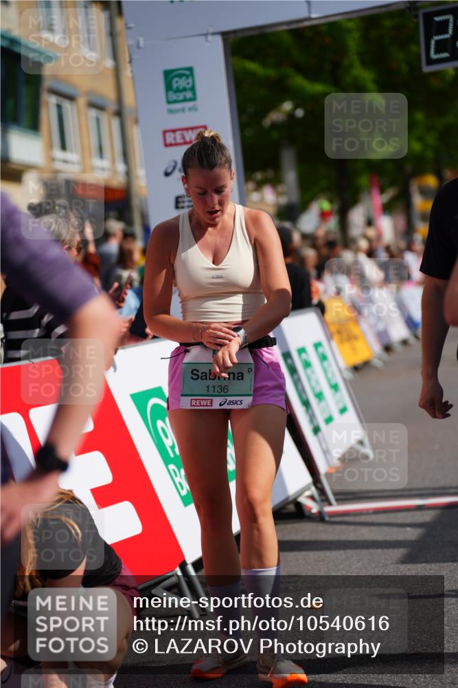20.09.2026 - PSD Bank Halbmarathon LAZAROV Photography http://msf.ph/oto/10540616 20.09.2026 12:23:58 Ziel 1136, 1987, 2150, 2257, 2897, 3534 meine-sportfotos.de