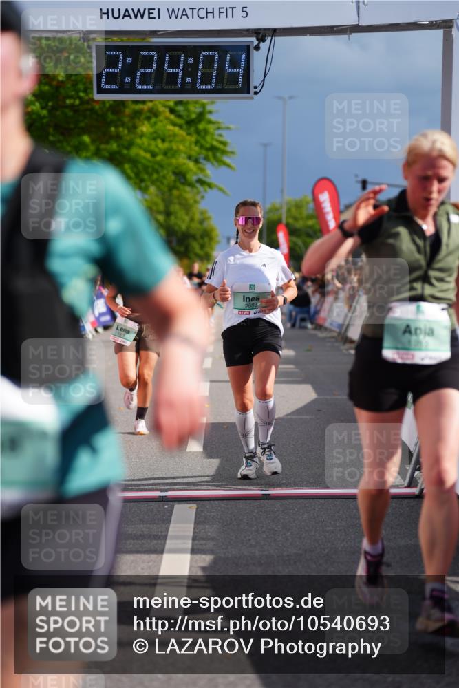 20.09.2026 - PSD Bank Halbmarathon LAZAROV Photography http://msf.ph/oto/10540693 20.09.2026 12:24:04 Ziel 1136, 1811, 1913, 2889, 3534, 3830 meine-sportfotos.de