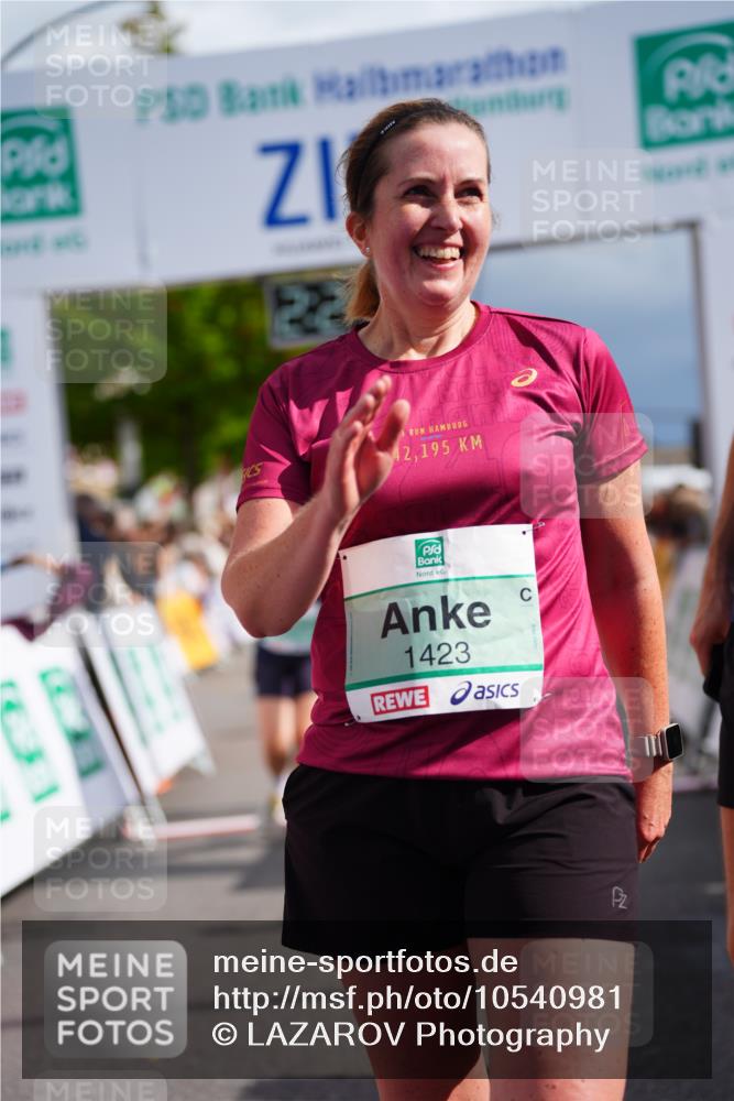 20.09.2026 - PSD Bank Halbmarathon LAZAROV Photography http://msf.ph/oto/10540981 20.09.2026 12:24:24 Ziel 1423, 1573, 1608, 1734, 1794, 2107, 2112, 2664, 2679, 2960, 4727 meine-sportfotos.de