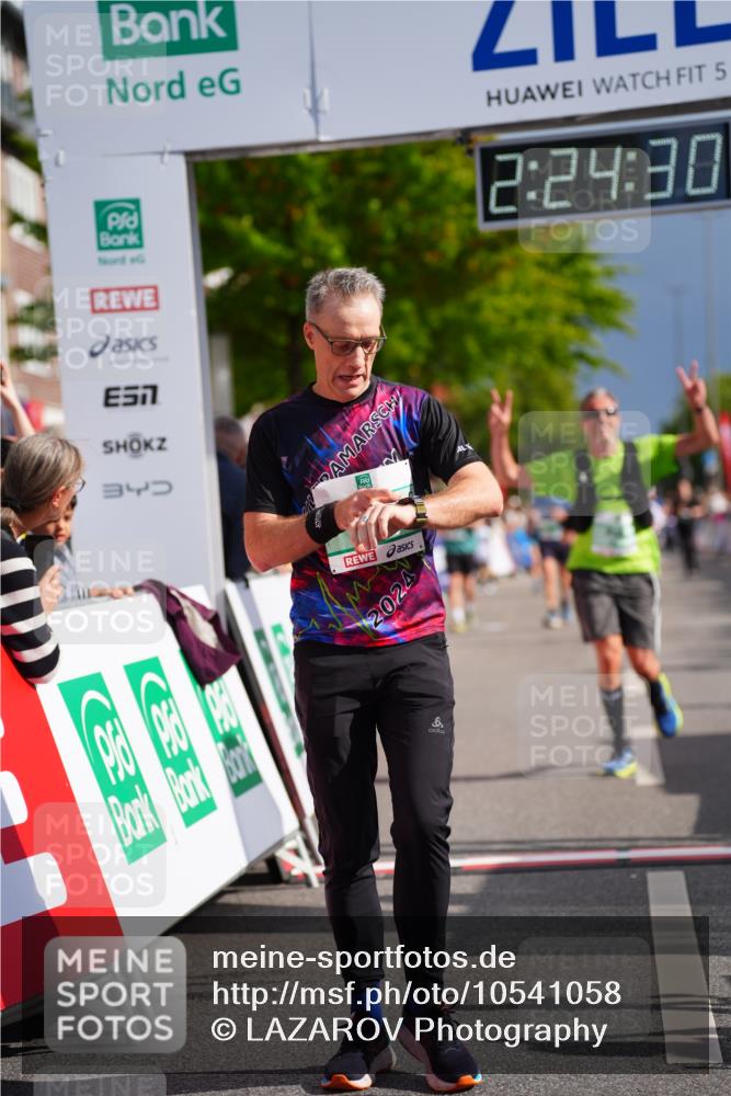 20.09.2026 - PSD Bank Halbmarathon LAZAROV Photography http://msf.ph/oto/10541058 20.09.2026 12:24:30 Ziel 1573, 1794, 2107, 2960, 3517 meine-sportfotos.de