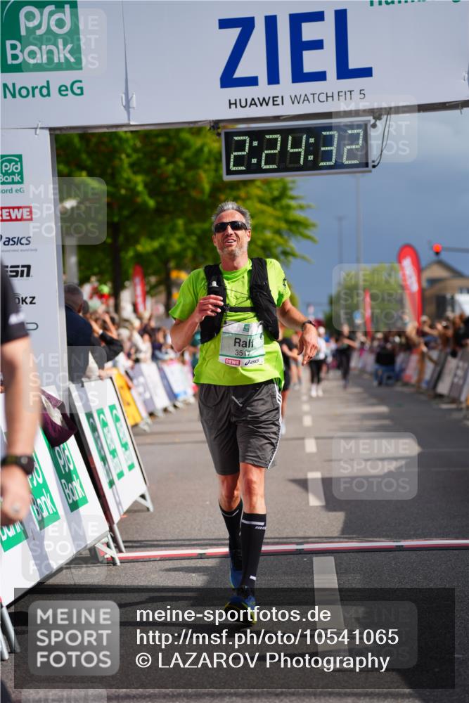 20.09.2026 - PSD Bank Halbmarathon LAZAROV Photography http://msf.ph/oto/10541065 20.09.2026 12:24:32 Ziel 1573, 1794, 1832, 2107, 2960, 3517, 4713 meine-sportfotos.de