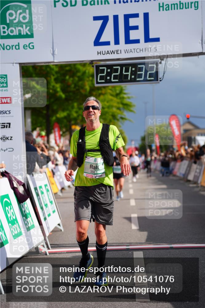 20.09.2026 - PSD Bank Halbmarathon LAZAROV Photography http://msf.ph/oto/10541076 20.09.2026 12:24:32 Ziel 1573, 1794, 1832, 2107, 2960, 3517, 4713 meine-sportfotos.de