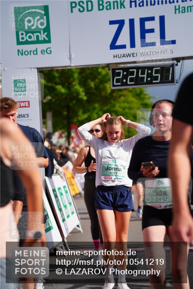 20.09.2026 - PSD Bank Halbmarathon LAZAROV Photography http://msf.ph/oto/10541219 20.09.2026 12:24:51 Ziel 1009, 1033, 1043, 1161, 1242, 1439, 1503, 1644, 1688, 1768, 1932, 2083, 2167, 2207, 2289, 2452, 3419, 3453, 3533, 3756, 4077, 4332 meine-sportfotos.de