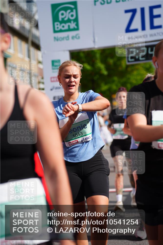 20.09.2026 - PSD Bank Halbmarathon LAZAROV Photography http://msf.ph/oto/10541254 20.09.2026 12:24:55 Ziel 1009, 1033, 1043, 1242, 1439, 1503, 1633, 1654, 1768, 1932, 2083, 2135, 2167, 2207, 2328, 2452, 2596, 2658, 2798, 3419, 3453, 3510, 3756, 4077, 4190 meine-sportfotos.de