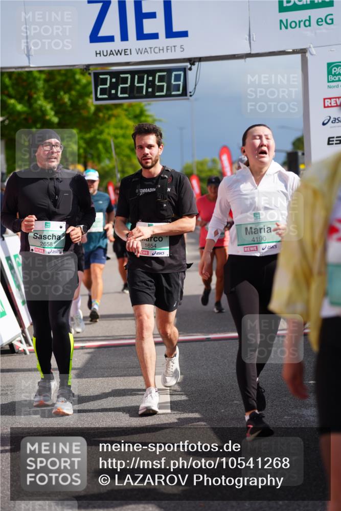 20.09.2026 - PSD Bank Halbmarathon LAZAROV Photography http://msf.ph/oto/10541268 20.09.2026 12:24:58 Ziel 1009, 1033, 1043, 1242, 1439, 1503, 1633, 1654, 1932, 2135, 2207, 2328, 2452, 2596, 2658, 2798, 3510, 3756, 4190, 4663 meine-sportfotos.de