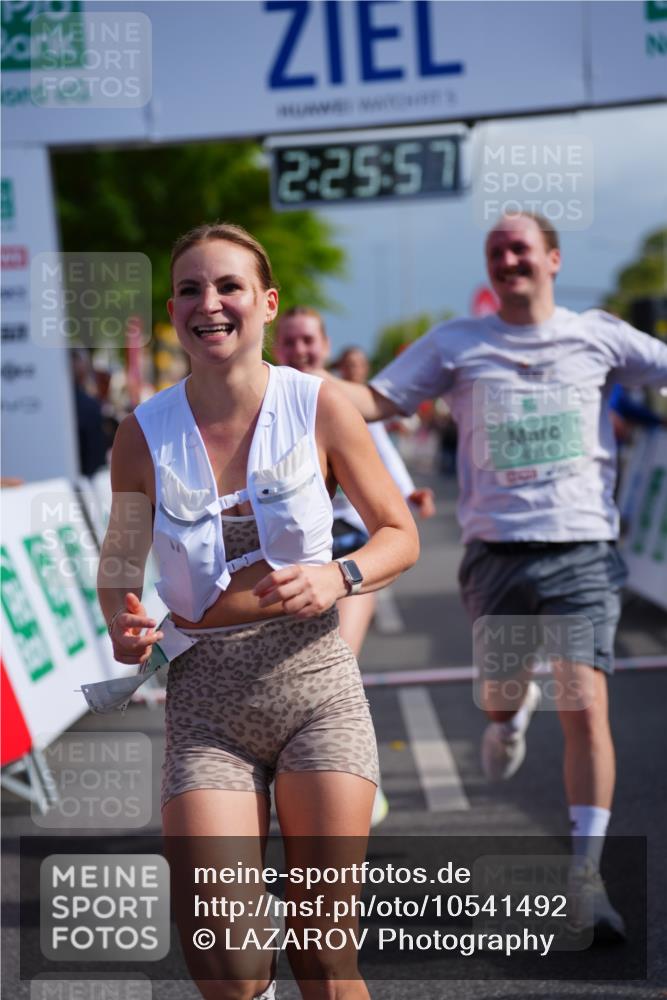 20.09.2026 - PSD Bank Halbmarathon LAZAROV Photography http://msf.ph/oto/10541492 20.09.2026 12:25:57 Ziel 4390, 4391, 4392, 4588 meine-sportfotos.de