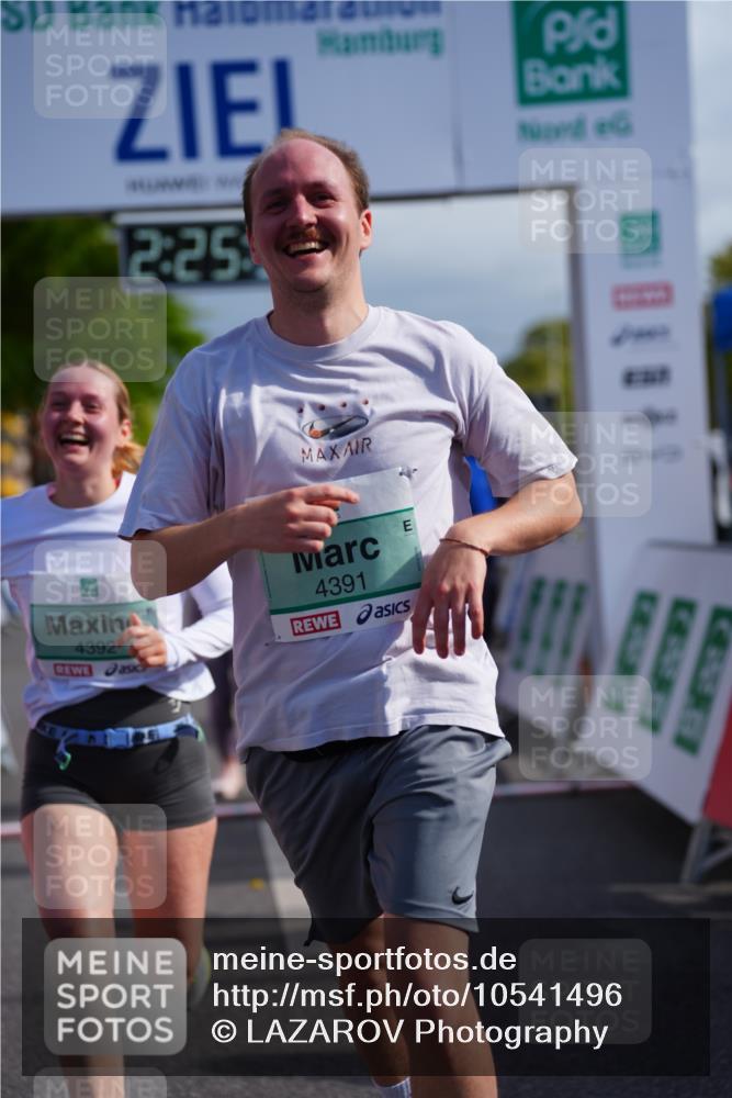 20.09.2026 - PSD Bank Halbmarathon LAZAROV Photography http://msf.ph/oto/10541496 20.09.2026 12:25:57 Ziel 4390, 4391, 4392, 4588 meine-sportfotos.de