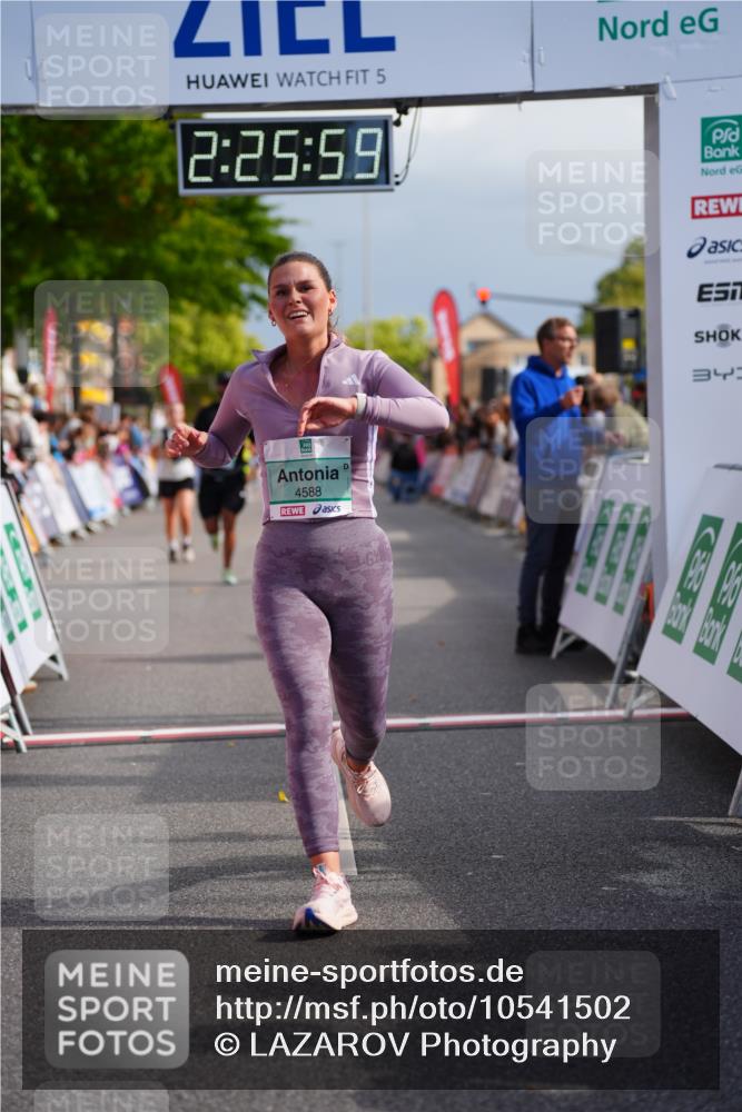 20.09.2026 - PSD Bank Halbmarathon LAZAROV Photography http://msf.ph/oto/10541502 20.09.2026 12:25:59 Ziel 2824, 3900, 4390, 4391, 4392, 4588 meine-sportfotos.de