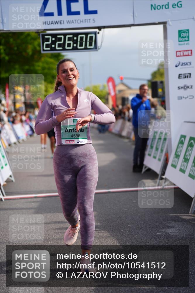 20.09.2026 - PSD Bank Halbmarathon LAZAROV Photography http://msf.ph/oto/10541512 20.09.2026 12:25:59 Ziel 2824, 3900, 4390, 4391, 4392, 4588 meine-sportfotos.de