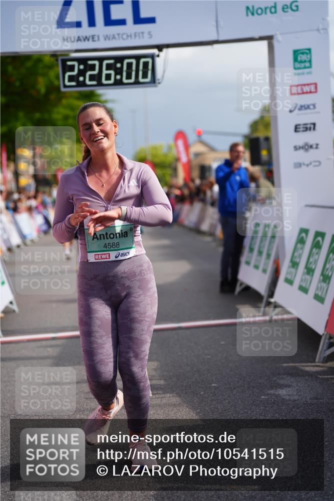 20.09.2026 - PSD Bank Halbmarathon LAZAROV Photography http://msf.ph/oto/10541515 20.09.2026 12:25:59 Ziel 2824, 3900, 4390, 4391, 4392, 4588 meine-sportfotos.de