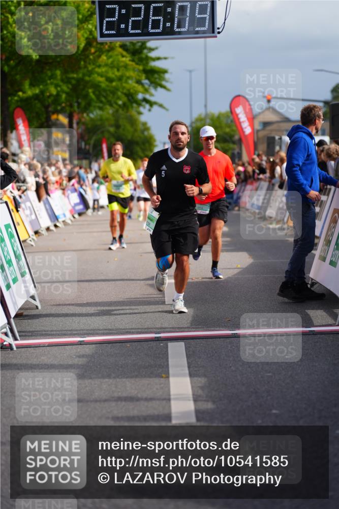 20.09.2026 - PSD Bank Halbmarathon LAZAROV Photography http://msf.ph/oto/10541585 20.09.2026 12:26:08 Ziel 1259, 1914, 2824, 3900, 4736 meine-sportfotos.de