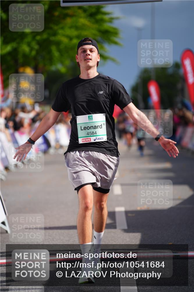 20.09.2026 - PSD Bank Halbmarathon LAZAROV Photography http://msf.ph/oto/10541684 20.09.2026 12:26:33 Ziel 4584 meine-sportfotos.de