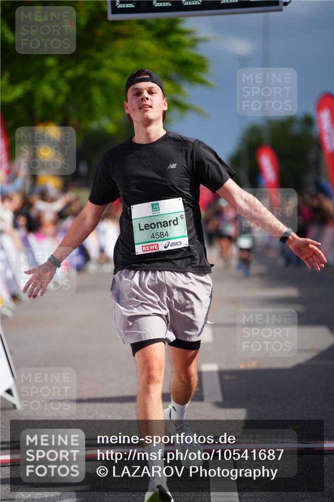 20.09.2026 - PSD Bank Halbmarathon LAZAROV Photography http://msf.ph/oto/10541687 20.09.2026 12:26:33 Ziel 4584 meine-sportfotos.de