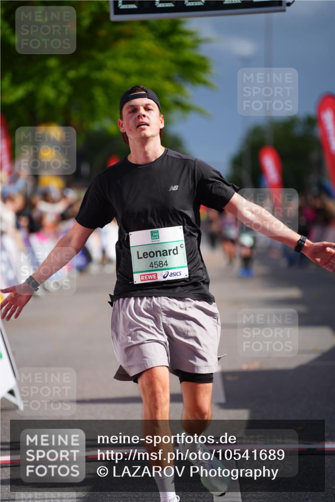 20.09.2026 - PSD Bank Halbmarathon LAZAROV Photography http://msf.ph/oto/10541689 20.09.2026 12:26:33 Ziel 4584 meine-sportfotos.de