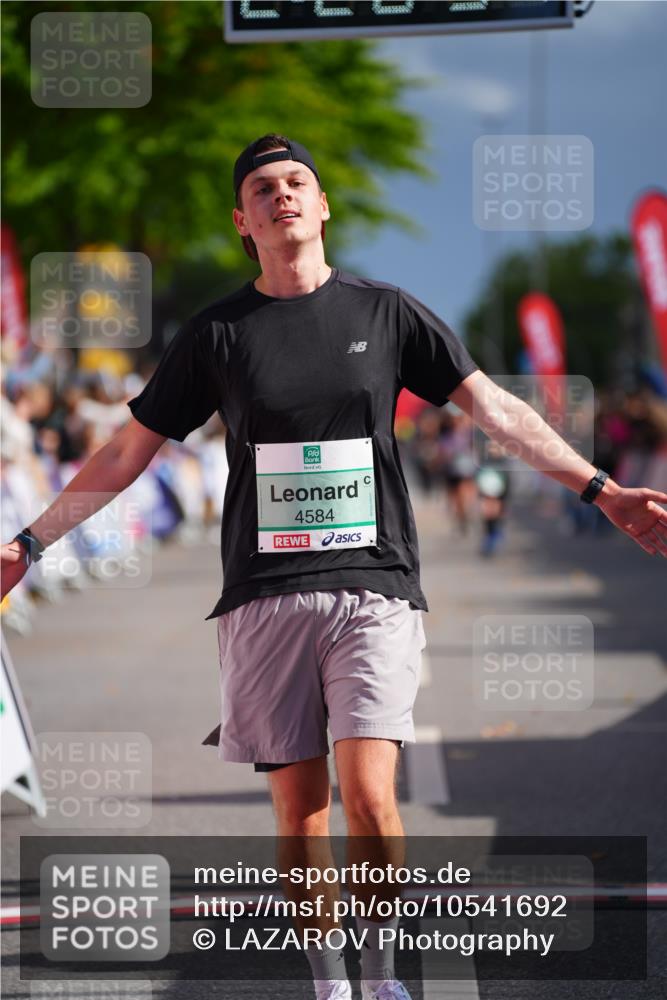 20.09.2026 - PSD Bank Halbmarathon LAZAROV Photography http://msf.ph/oto/10541692 20.09.2026 12:26:33 Ziel 4584 meine-sportfotos.de