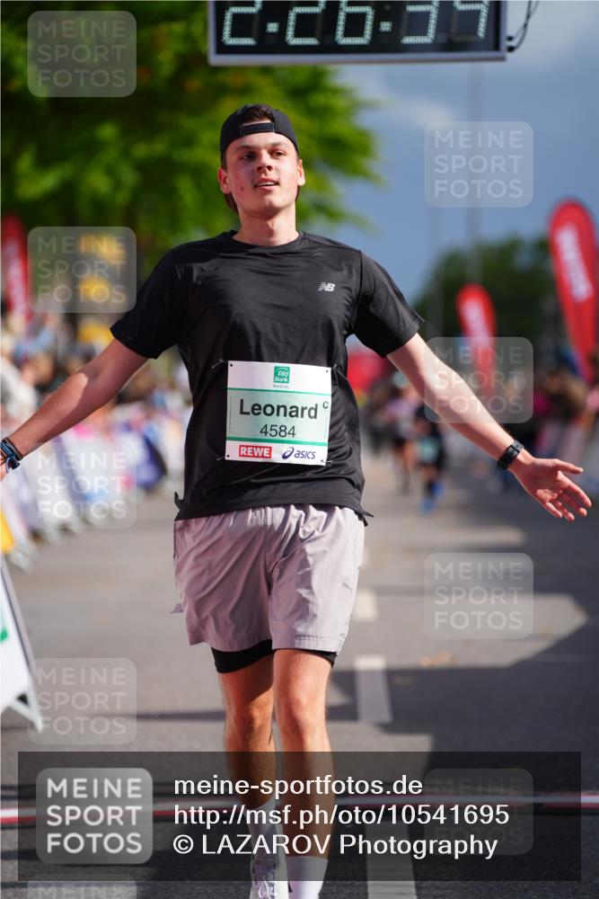 20.09.2026 - PSD Bank Halbmarathon LAZAROV Photography http://msf.ph/oto/10541695 20.09.2026 12:26:33 Ziel 4584 meine-sportfotos.de