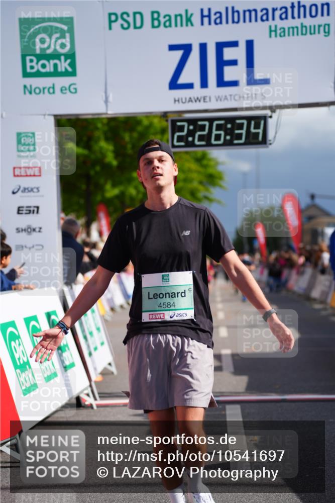 20.09.2026 - PSD Bank Halbmarathon LAZAROV Photography http://msf.ph/oto/10541697 20.09.2026 12:26:34 Ziel 4584 meine-sportfotos.de