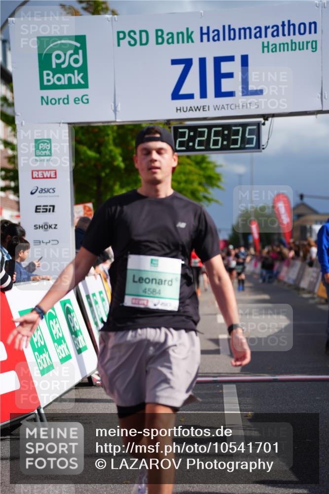 20.09.2026 - PSD Bank Halbmarathon LAZAROV Photography http://msf.ph/oto/10541701 20.09.2026 12:26:34 Ziel 4584 meine-sportfotos.de