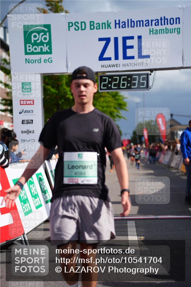 20.09.2026 - PSD Bank Halbmarathon LAZAROV Photography http://msf.ph/oto/10541704 20.09.2026 12:26:34 Ziel 4584 meine-sportfotos.de