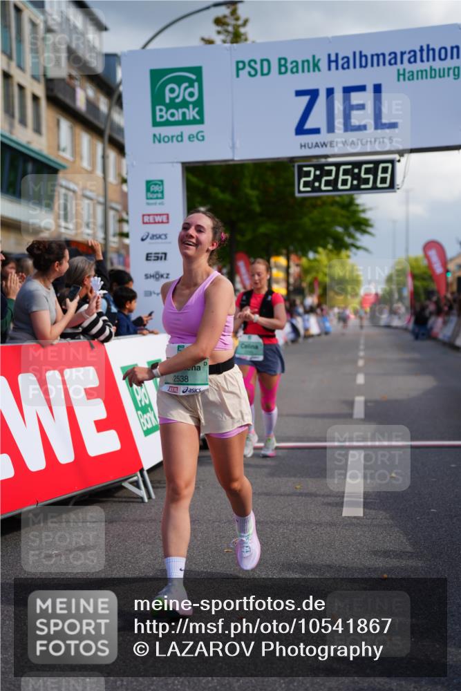 20.09.2026 - PSD Bank Halbmarathon LAZAROV Photography http://msf.ph/oto/10541867 20.09.2026 12:26:58 Ziel 1738, 2021, 2039, 2295, 2538 meine-sportfotos.de