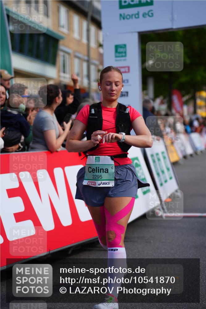 20.09.2026 - PSD Bank Halbmarathon LAZAROV Photography http://msf.ph/oto/10541870 20.09.2026 12:26:59 Ziel 1738, 2021, 2295, 2538 meine-sportfotos.de