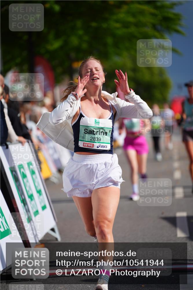 20.09.2026 - PSD Bank Halbmarathon LAZAROV Photography http://msf.ph/oto/10541944 20.09.2026 12:27:21 Ziel 1480, 1667, 2839, 3294 meine-sportfotos.de