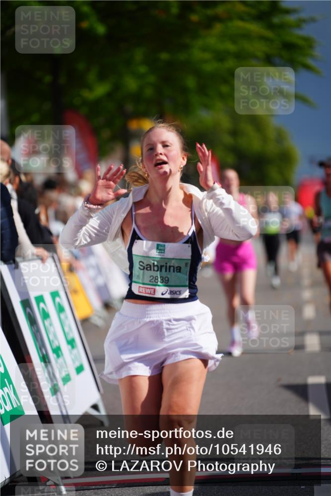 20.09.2026 - PSD Bank Halbmarathon LAZAROV Photography http://msf.ph/oto/10541946 20.09.2026 12:27:21 Ziel 1480, 1667, 2839, 3294 meine-sportfotos.de