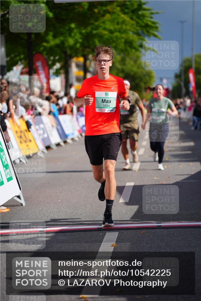 20.09.2026 - PSD Bank Halbmarathon LAZAROV Photography http://msf.ph/oto/10542225 20.09.2026 12:28:03 Ziel 1517, 2427, 3594, 3947, 4586, 4587 meine-sportfotos.de