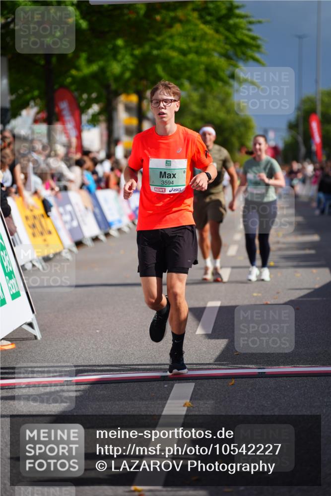 20.09.2026 - PSD Bank Halbmarathon LAZAROV Photography http://msf.ph/oto/10542227 20.09.2026 12:28:03 Ziel 1517, 2427, 3594, 3947, 4586, 4587 meine-sportfotos.de
