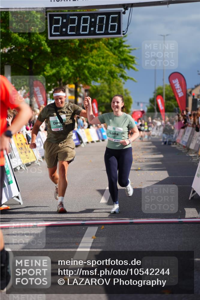 20.09.2026 - PSD Bank Halbmarathon LAZAROV Photography http://msf.ph/oto/10542244 20.09.2026 12:28:05 Ziel 2427, 3594, 3947, 4586, 4587 meine-sportfotos.de