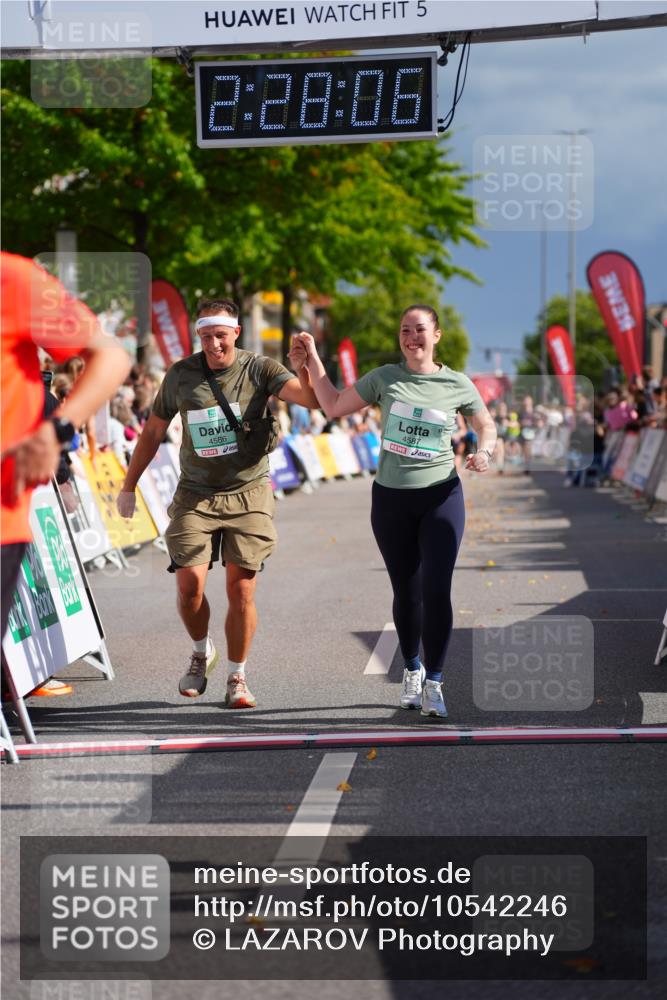 20.09.2026 - PSD Bank Halbmarathon LAZAROV Photography http://msf.ph/oto/10542246 20.09.2026 12:28:05 Ziel 2427, 3594, 3947, 4586, 4587 meine-sportfotos.de