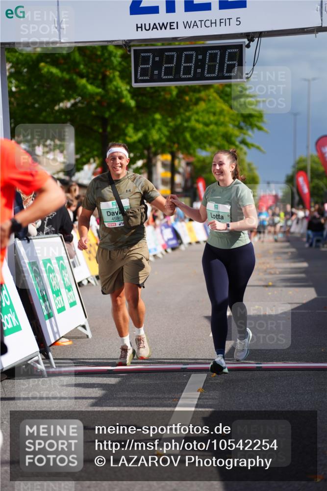 20.09.2026 - PSD Bank Halbmarathon LAZAROV Photography http://msf.ph/oto/10542254 20.09.2026 12:28:06 Ziel 2427, 3594, 3947, 4586, 4587 meine-sportfotos.de