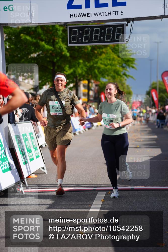 20.09.2026 - PSD Bank Halbmarathon LAZAROV Photography http://msf.ph/oto/10542258 20.09.2026 12:28:06 Ziel 2427, 3594, 3947, 4586, 4587 meine-sportfotos.de