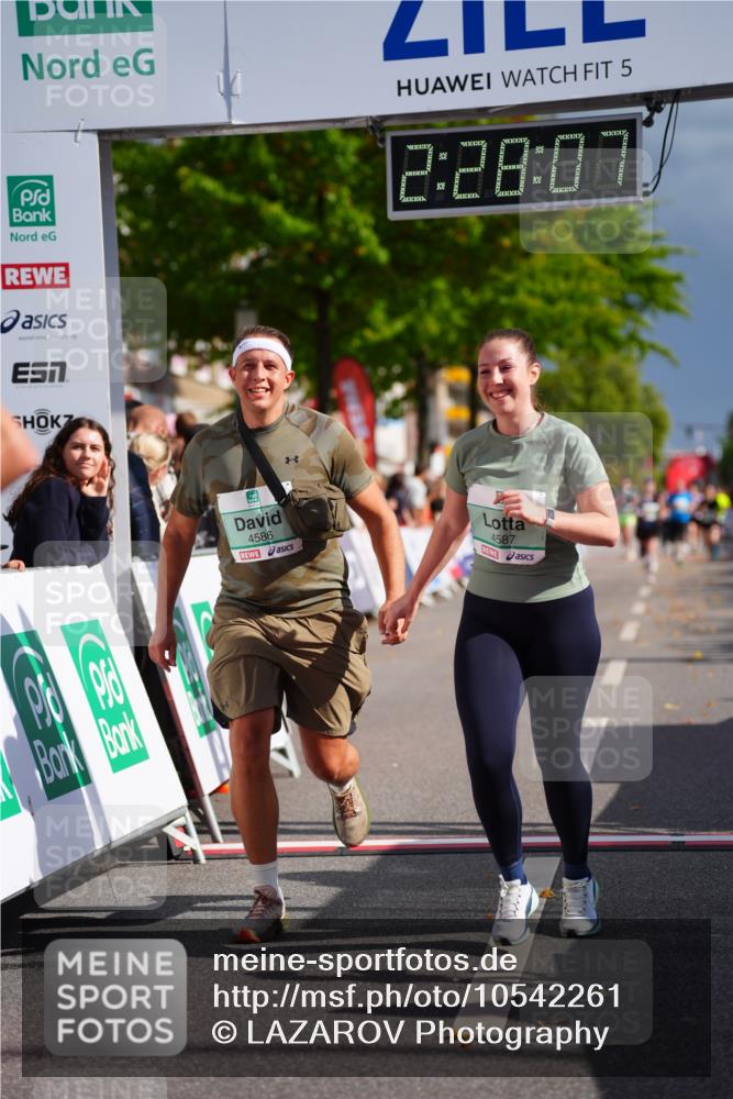 20.09.2026 - PSD Bank Halbmarathon LAZAROV Photography http://msf.ph/oto/10542261 20.09.2026 12:28:06 Ziel 2427, 3594, 3947, 4586, 4587 meine-sportfotos.de