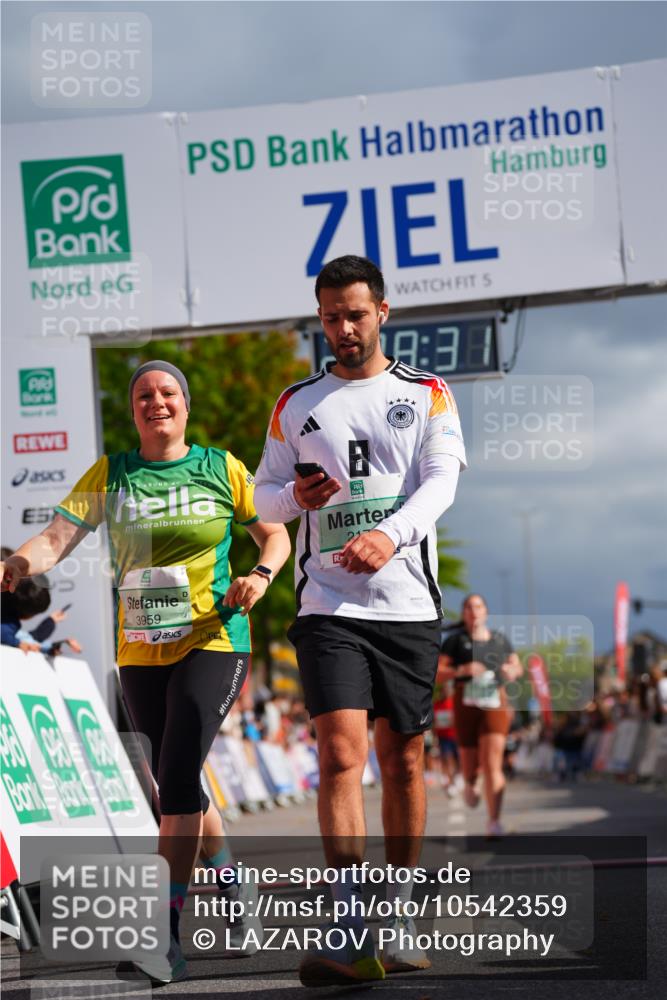 20.09.2026 - PSD Bank Halbmarathon LAZAROV Photography http://msf.ph/oto/10542359 20.09.2026 12:28:31 Ziel 1421, 2172, 3343, 3958, 3959 meine-sportfotos.de