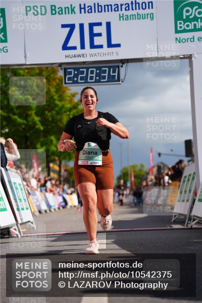 20.09.2026 - PSD Bank Halbmarathon LAZAROV Photography http://msf.ph/oto/10542375 20.09.2026 12:28:33 Ziel 2172, 3343, 3958, 3959 meine-sportfotos.de