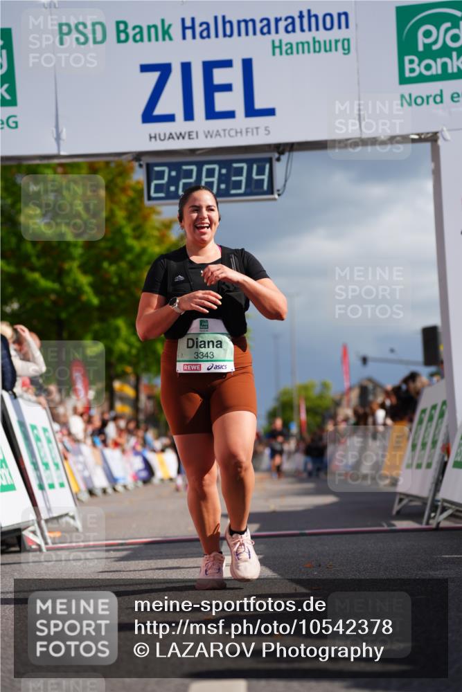 20.09.2026 - PSD Bank Halbmarathon LAZAROV Photography http://msf.ph/oto/10542378 20.09.2026 12:28:33 Ziel 2172, 3343, 3958, 3959 meine-sportfotos.de