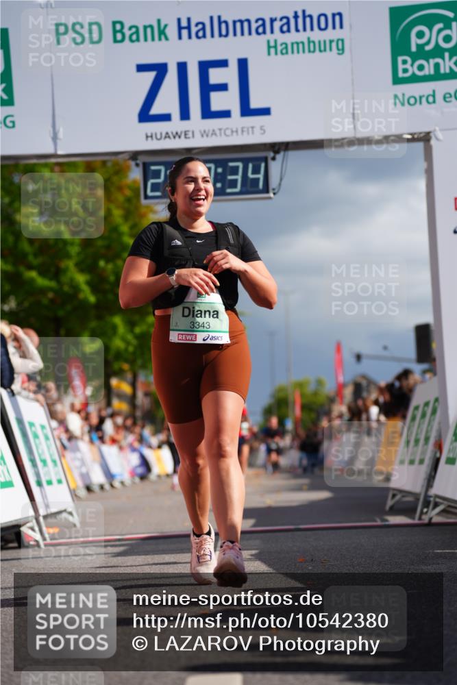 20.09.2026 - PSD Bank Halbmarathon LAZAROV Photography http://msf.ph/oto/10542380 20.09.2026 12:28:33 Ziel 2172, 3343, 3958, 3959 meine-sportfotos.de