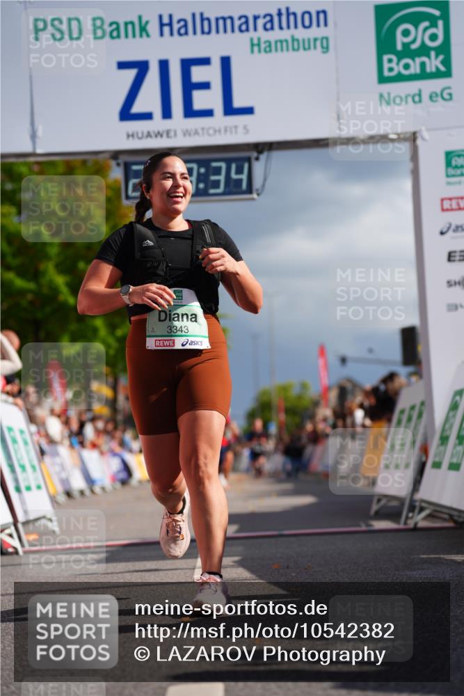 20.09.2026 - PSD Bank Halbmarathon LAZAROV Photography http://msf.ph/oto/10542382 20.09.2026 12:28:33 Ziel 2172, 3343, 3958, 3959 meine-sportfotos.de