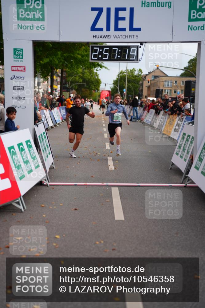 20.09.2026 - PSD Bank Halbmarathon LAZAROV Photography http://msf.ph/oto/10546358 20.09.2026 12:57:18 Ziel 3851, 3852 meine-sportfotos.de
