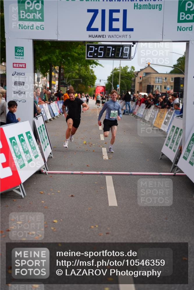 20.09.2026 - PSD Bank Halbmarathon LAZAROV Photography http://msf.ph/oto/10546359 20.09.2026 12:57:19 Ziel 3851, 3852 meine-sportfotos.de