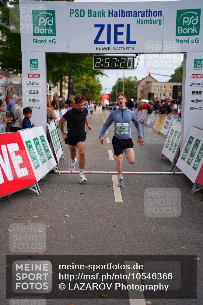 20.09.2026 - PSD Bank Halbmarathon LAZAROV Photography http://msf.ph/oto/10546366 20.09.2026 12:57:20 Ziel 3851, 3852 meine-sportfotos.de