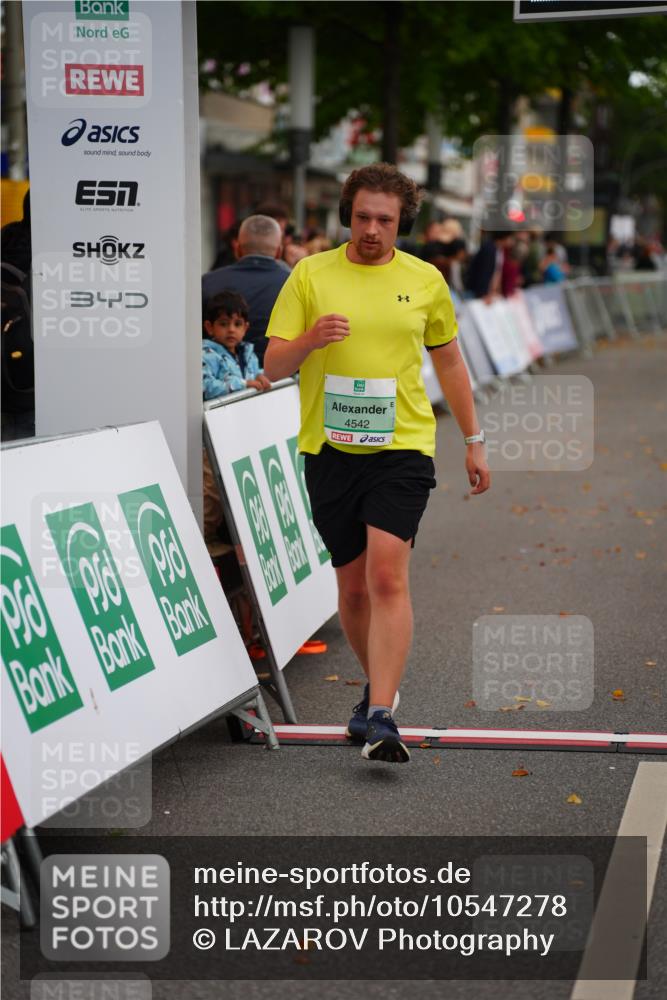 20.09.2026 - PSD Bank Halbmarathon LAZAROV Photography http://msf.ph/oto/10547278 20.09.2026 13:09:43 Ziel 4542 meine-sportfotos.de