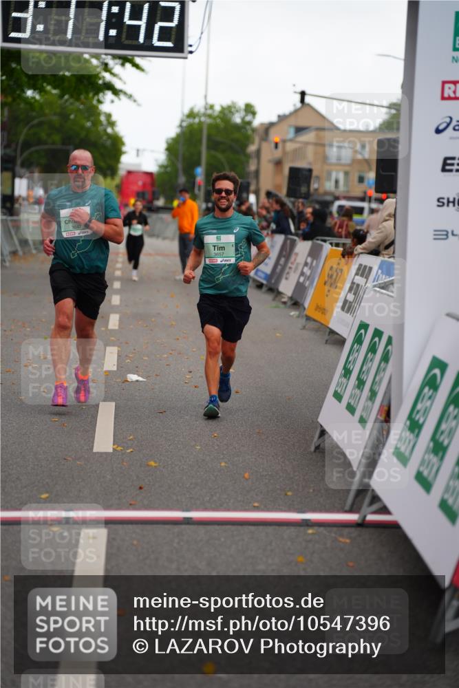 20.09.2026 - PSD Bank Halbmarathon LAZAROV Photography http://msf.ph/oto/10547396 20.09.2026 13:11:42 Ziel 3647, 3657 meine-sportfotos.de