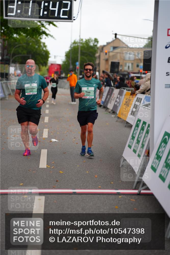 20.09.2026 - PSD Bank Halbmarathon LAZAROV Photography http://msf.ph/oto/10547398 20.09.2026 13:11:42 Ziel 3647, 3657 meine-sportfotos.de