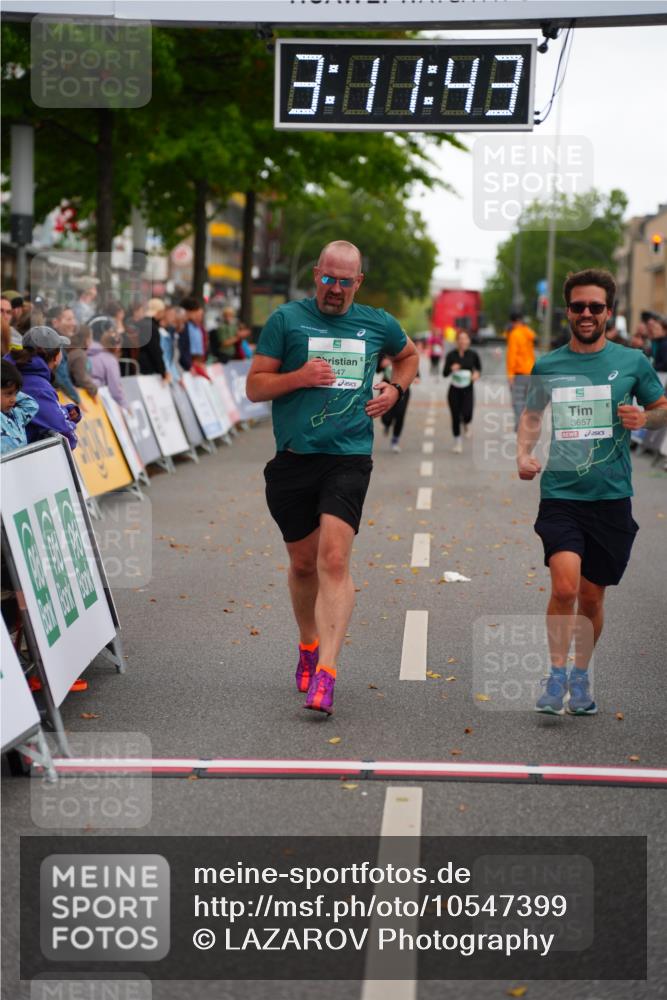 20.09.2026 - PSD Bank Halbmarathon LAZAROV Photography http://msf.ph/oto/10547399 20.09.2026 13:11:43 Ziel 3647, 3657 meine-sportfotos.de
