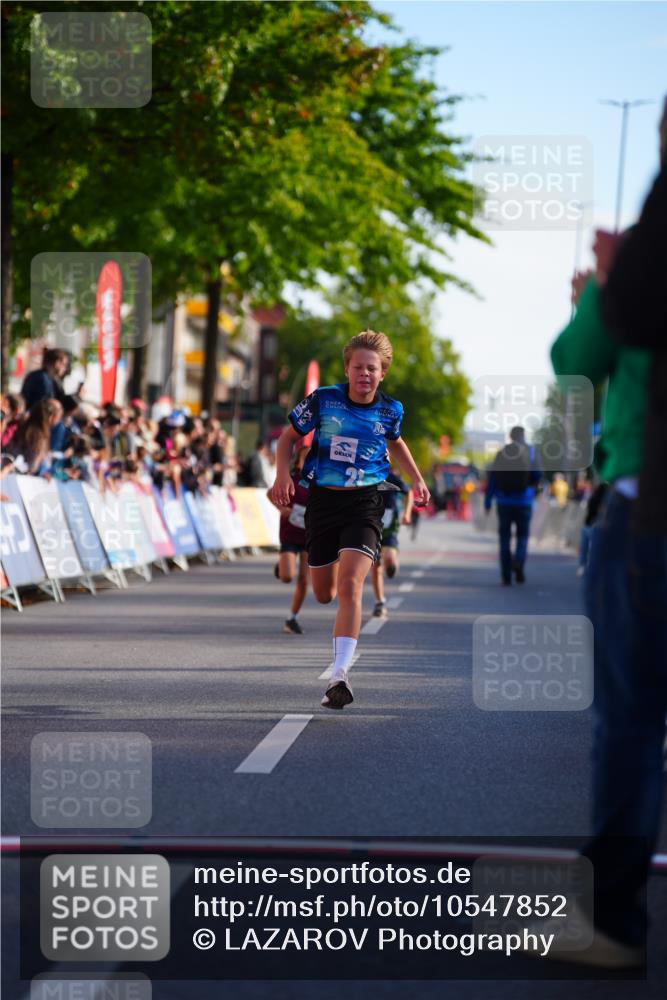 20.09.2026 - PSD Bank Halbmarathon LAZAROV Photography http://msf.ph/oto/10547852 20.09.2026 10:28:57 Ziel 211, 242, 258, 354 meine-sportfotos.de
